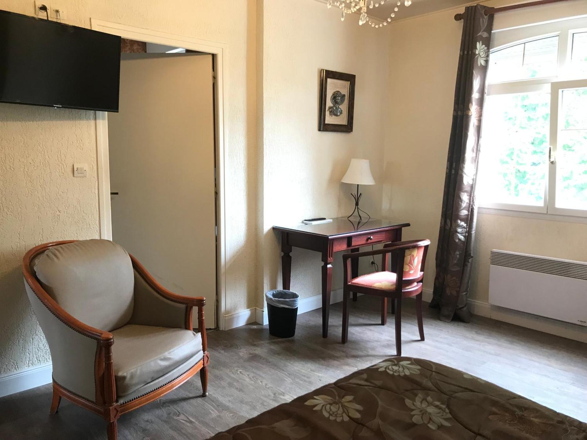 Logis Hotel & Restaurant - Le Chateau Des Tourelles 3 Etoiles 르와스트 외부 사진
