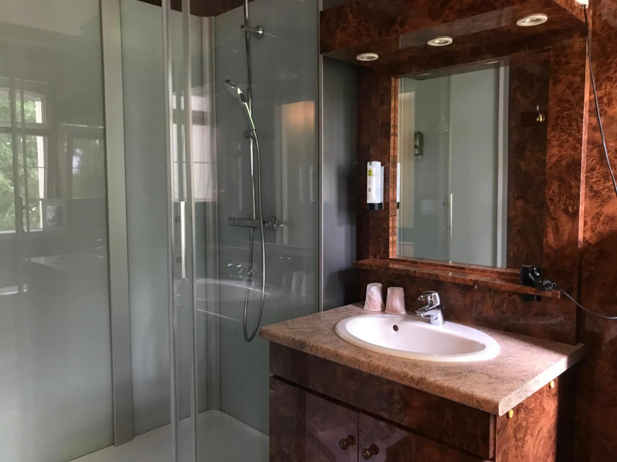 Logis Hotel & Restaurant - Le Chateau Des Tourelles 3 Etoiles 르와스트 외부 사진