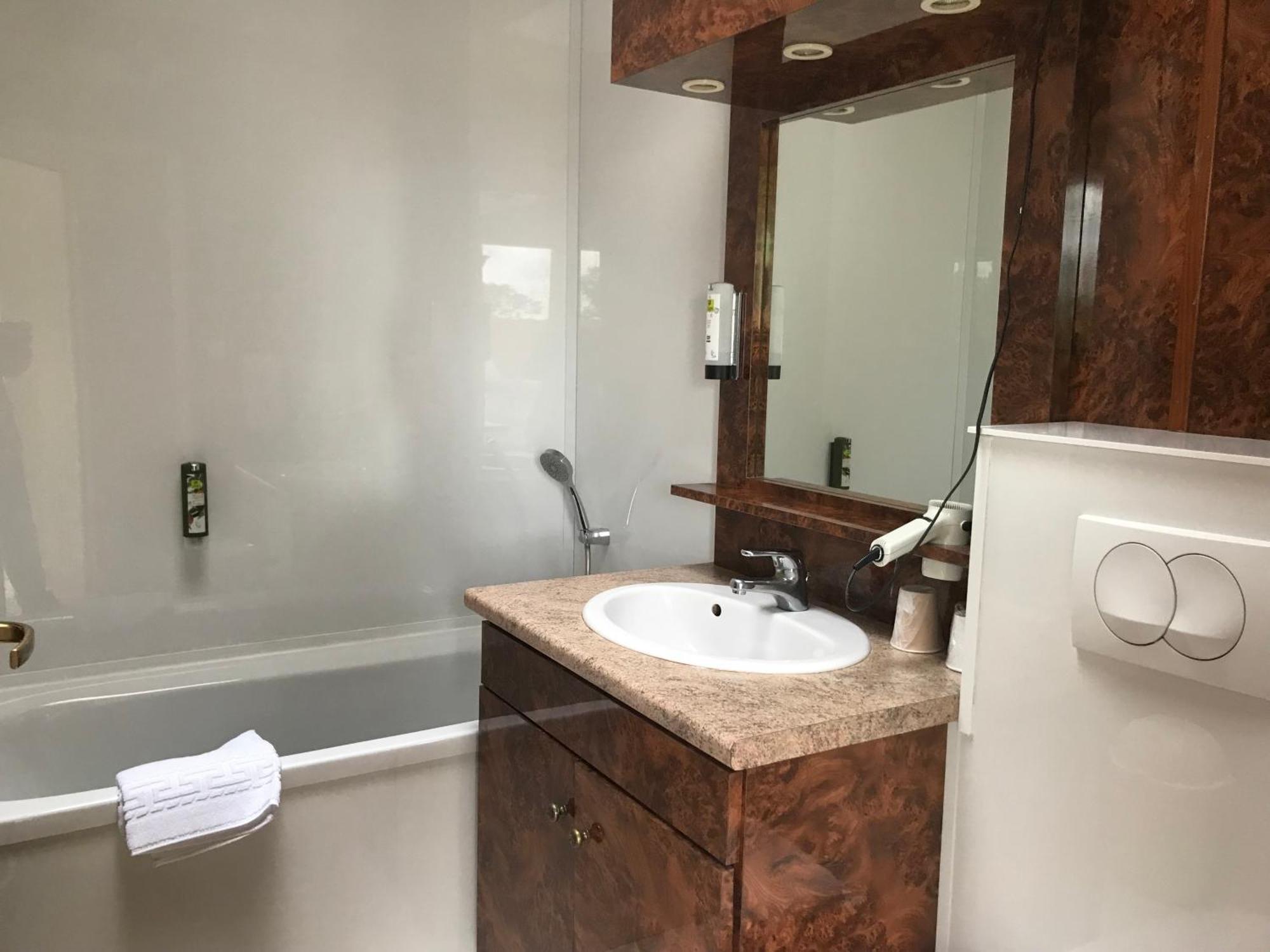 Logis Hotel & Restaurant - Le Chateau Des Tourelles 3 Etoiles 르와스트 외부 사진