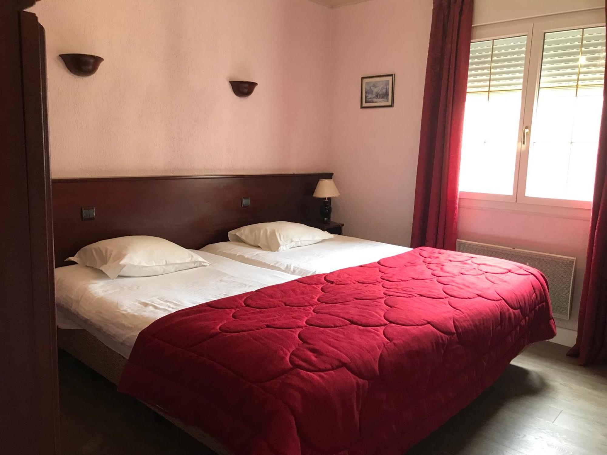 Logis Hotel & Restaurant - Le Chateau Des Tourelles 3 Etoiles 르와스트 외부 사진