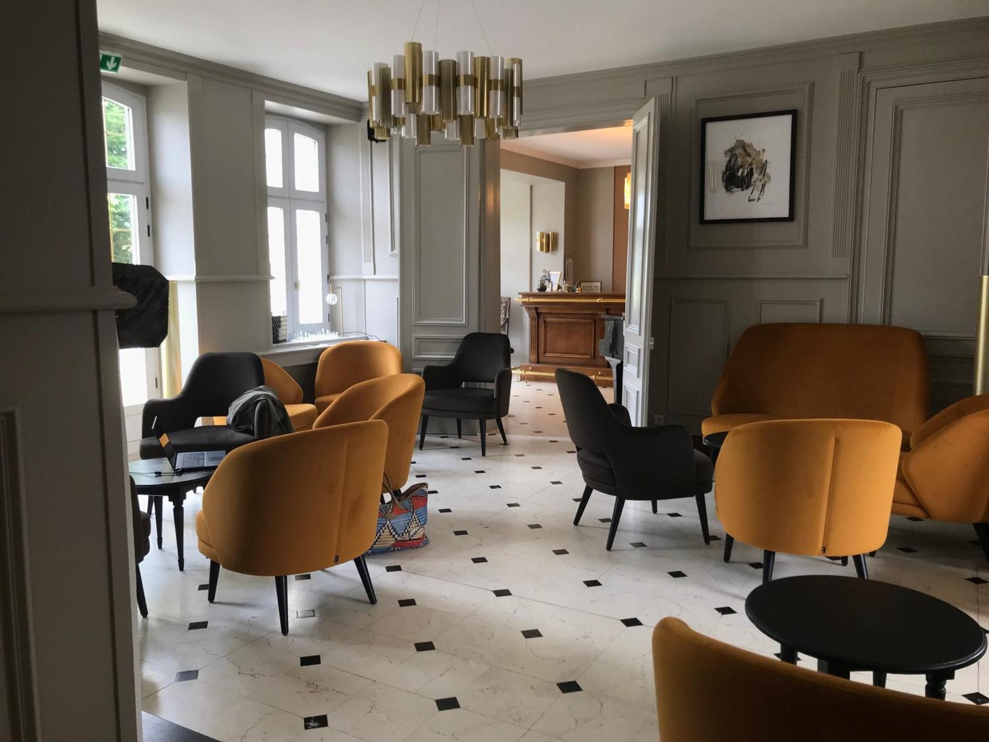 Logis Hotel & Restaurant - Le Chateau Des Tourelles 3 Etoiles 르와스트 외부 사진