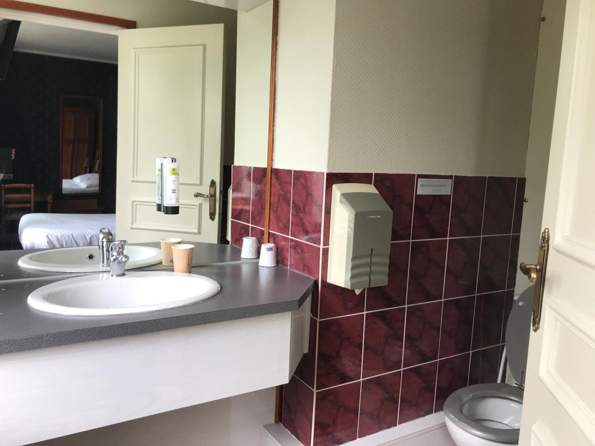 Logis Hotel & Restaurant - Le Chateau Des Tourelles 3 Etoiles 르와스트 외부 사진