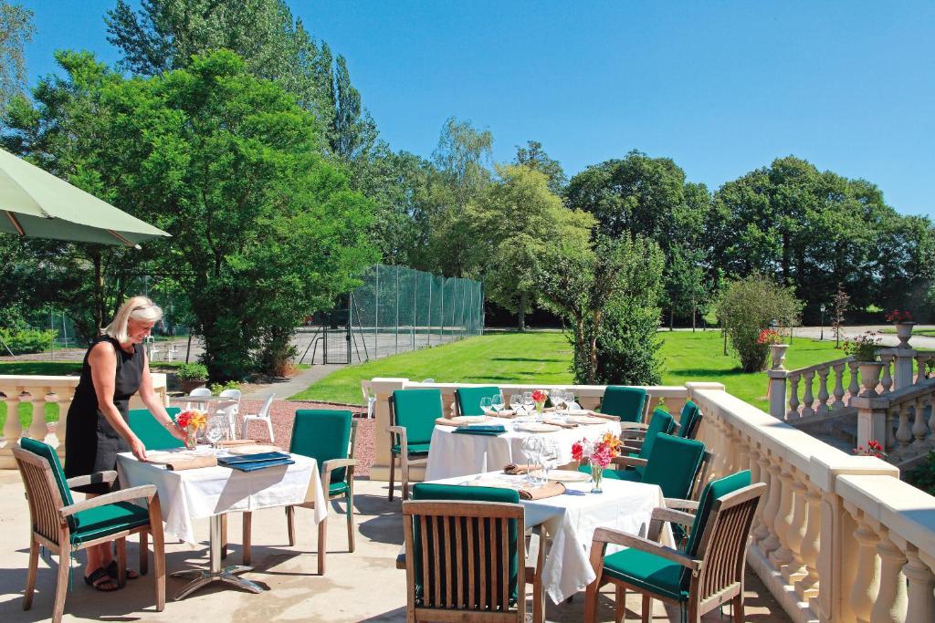 Logis Hotel & Restaurant - Le Chateau Des Tourelles 3 Etoiles 르와스트 외부 사진