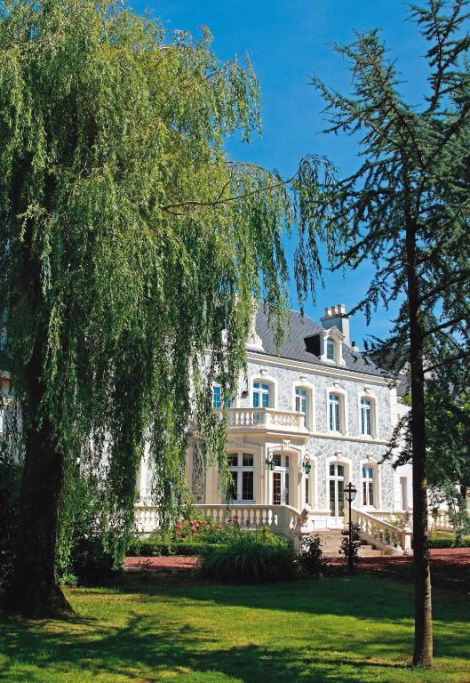 Logis Hotel & Restaurant - Le Chateau Des Tourelles 3 Etoiles 르와스트 외부 사진