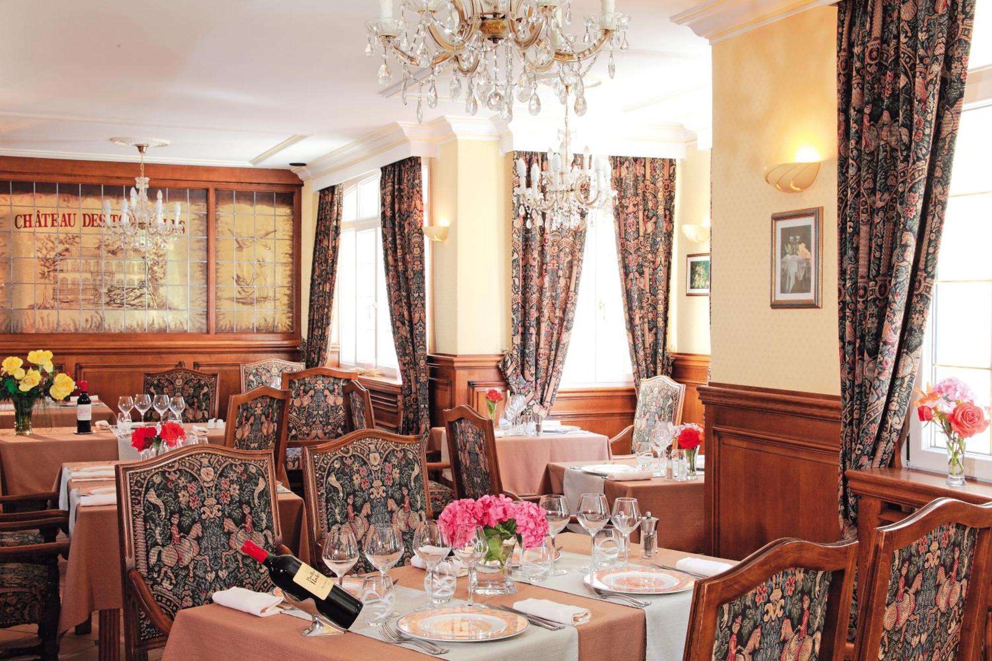 Logis Hotel & Restaurant - Le Chateau Des Tourelles 3 Etoiles 르와스트 외부 사진