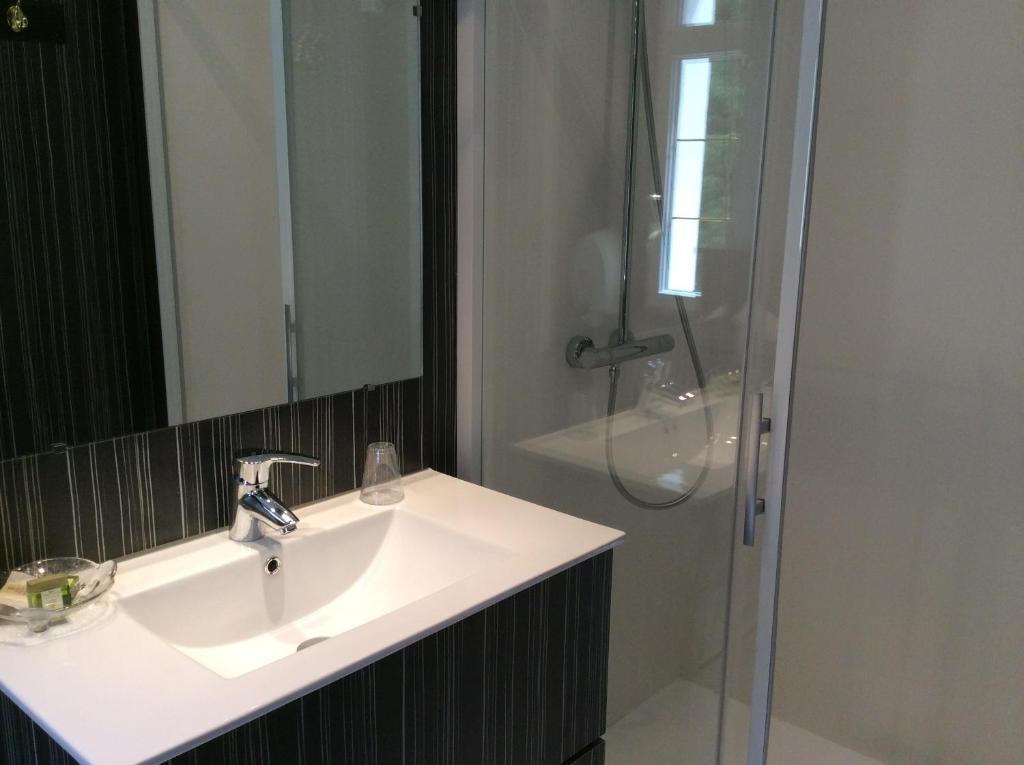 Logis Hotel & Restaurant - Le Chateau Des Tourelles 3 Etoiles 르와스트 객실 사진