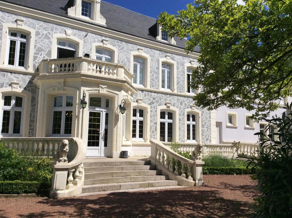 Logis Hotel & Restaurant - Le Chateau Des Tourelles 3 Etoiles 르와스트 외부 사진