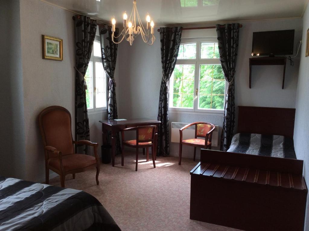 Logis Hotel & Restaurant - Le Chateau Des Tourelles 3 Etoiles 르와스트 외부 사진