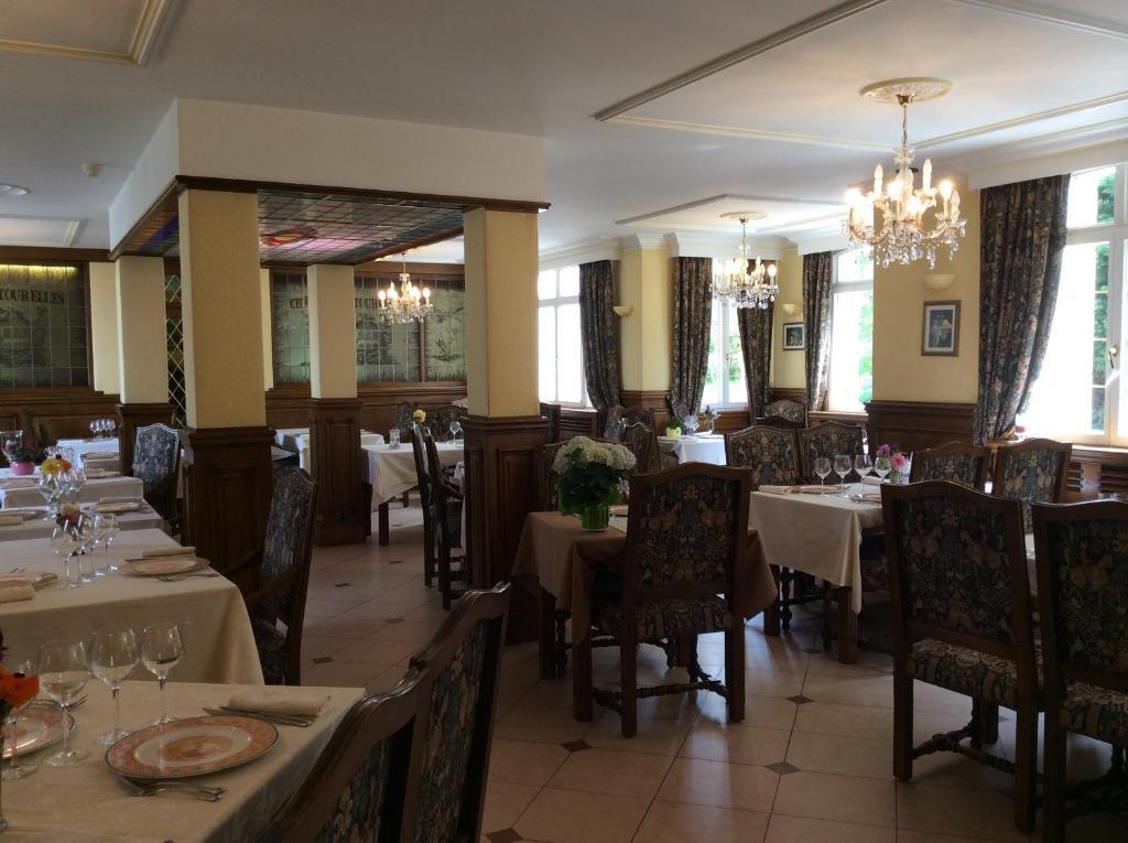 Logis Hotel & Restaurant - Le Chateau Des Tourelles 3 Etoiles 르와스트 외부 사진