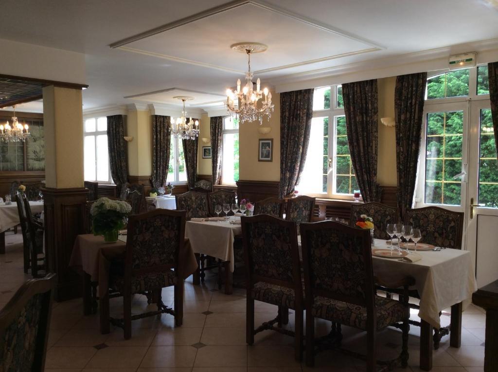 Logis Hotel & Restaurant - Le Chateau Des Tourelles 3 Etoiles 르와스트 외부 사진