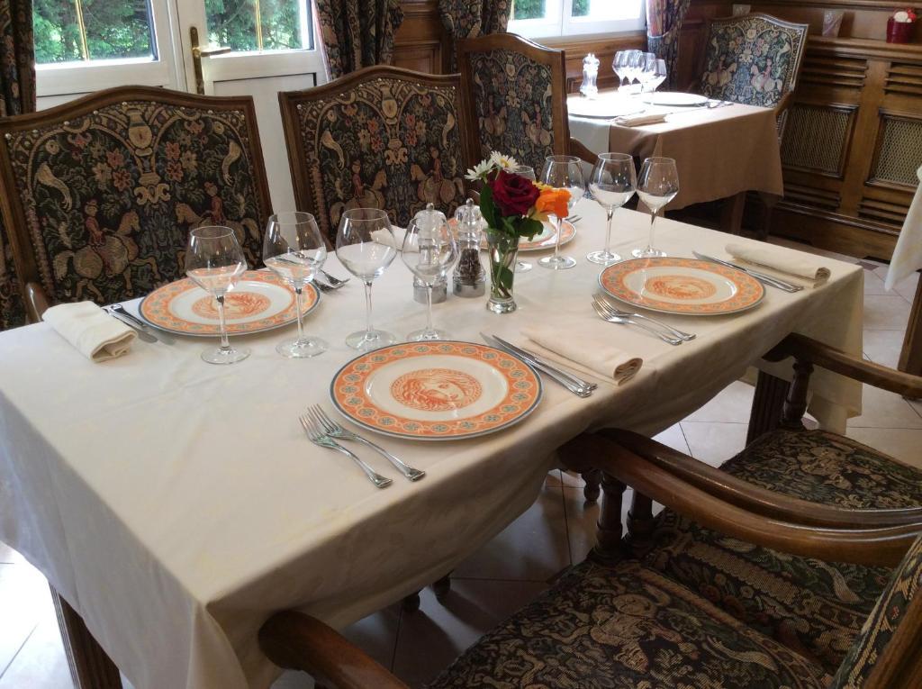 Logis Hotel & Restaurant - Le Chateau Des Tourelles 3 Etoiles 르와스트 외부 사진
